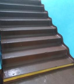 На проступях краевые ступени лестницы имеют нанесеные контрастные полосы.